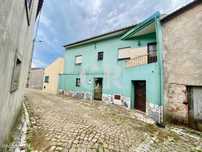 Moradia T3 pronta a habitar, em banda, com terreno