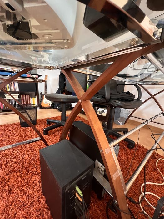 Mesa de escritorio em L em vidro e estrutura de madeira