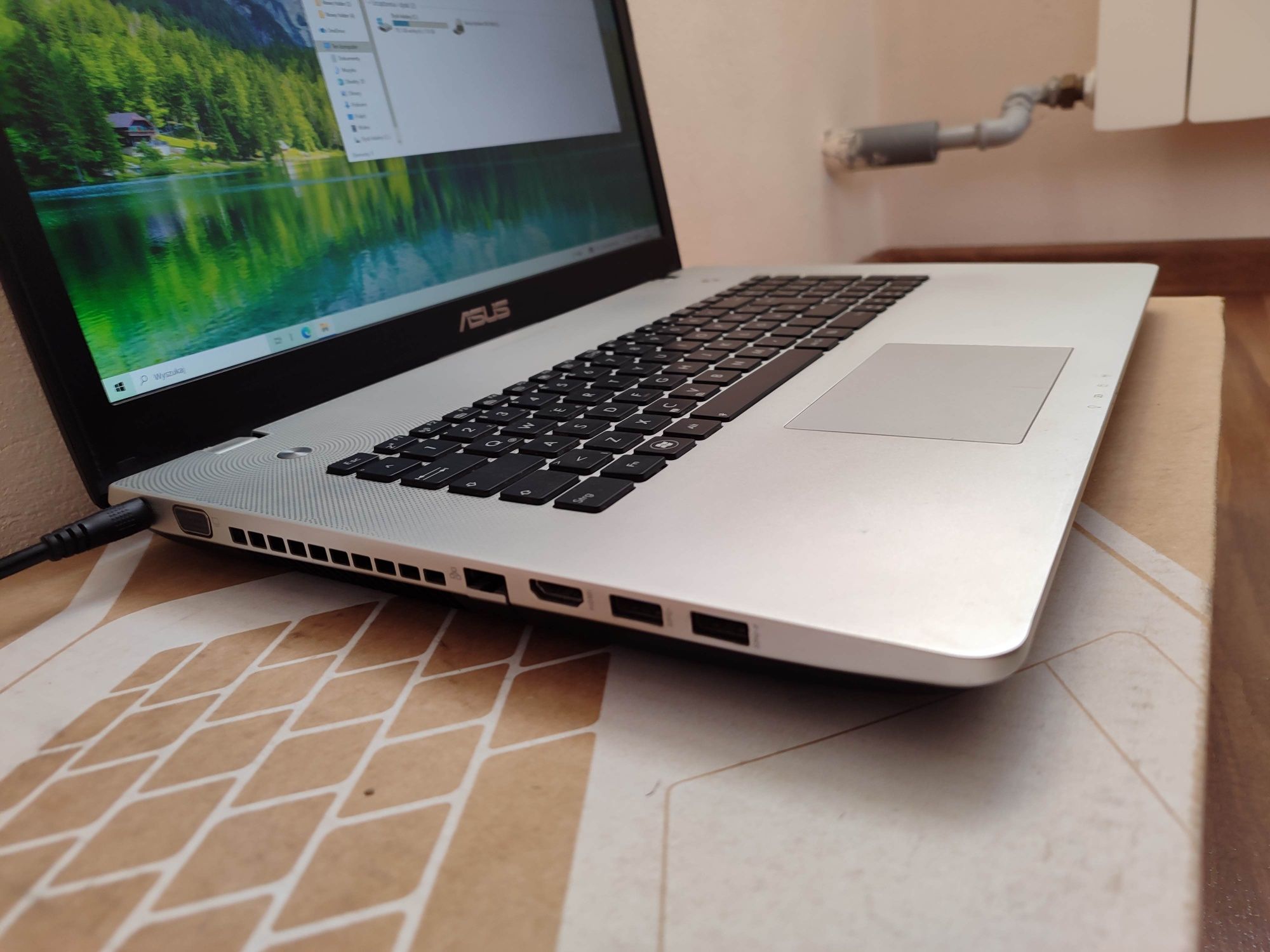 Laptop ASUS 17cali Fullhd i7 SSD zadbany wysyłam