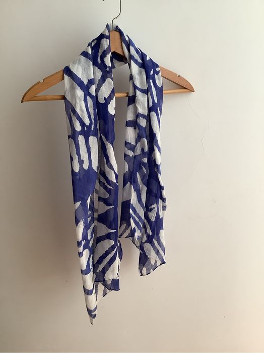 Echarpe azul e branca