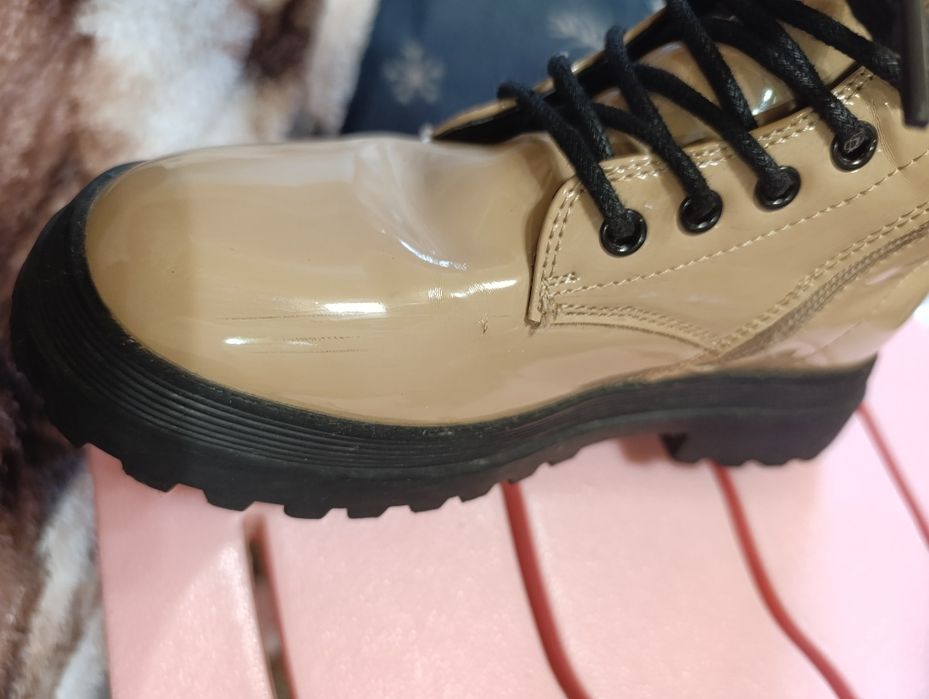 Ботінки лакові .