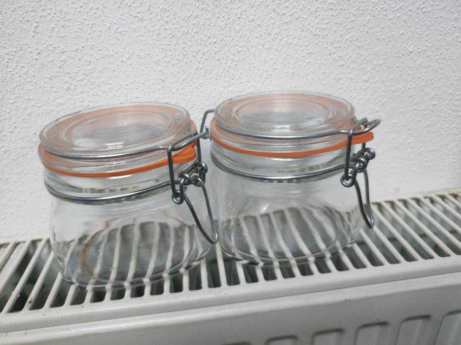 Dwa zamykane słoiczki