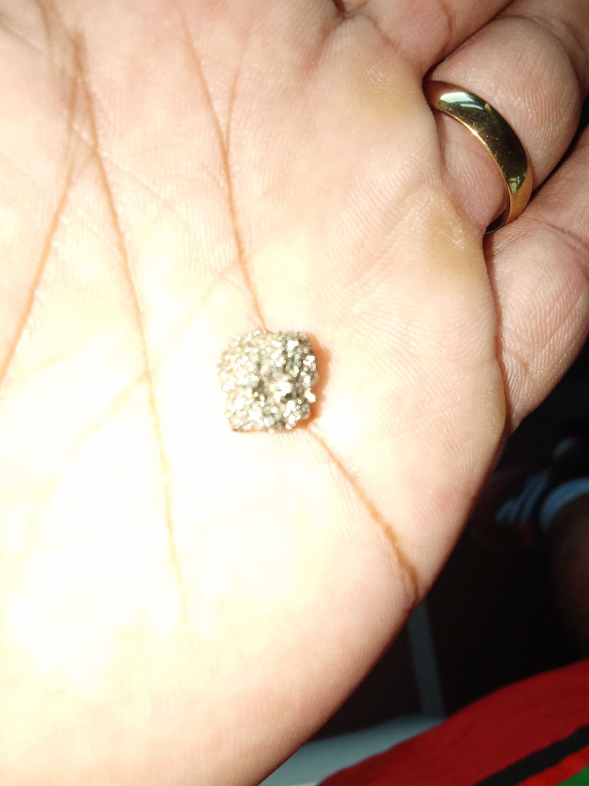 Vendo pedra não sei o certo quanto vale nem que pedra é