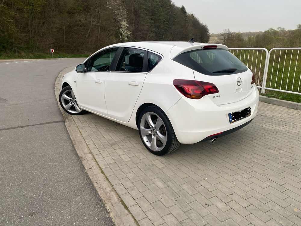 Opel Astra J 1.6 T warto