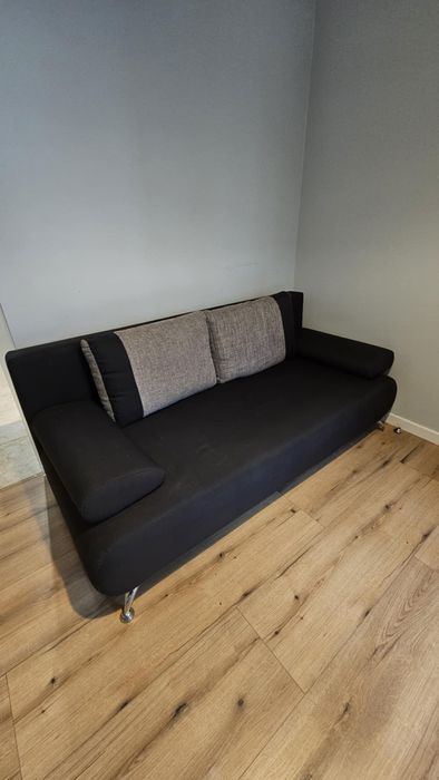 Czarna kanapa z funkcją spania