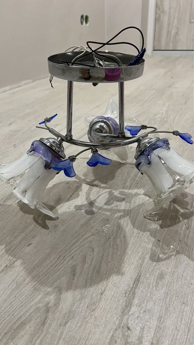 Люстра на три лампи