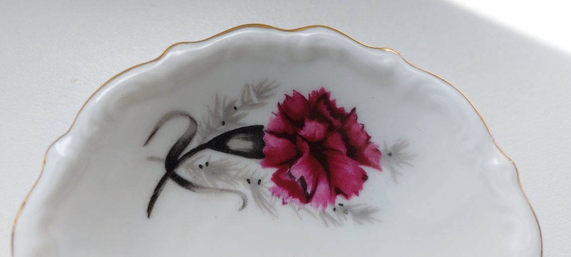 Solniczka pieprzniczka porcelana Bogucice czasy PRL-U goździki stary