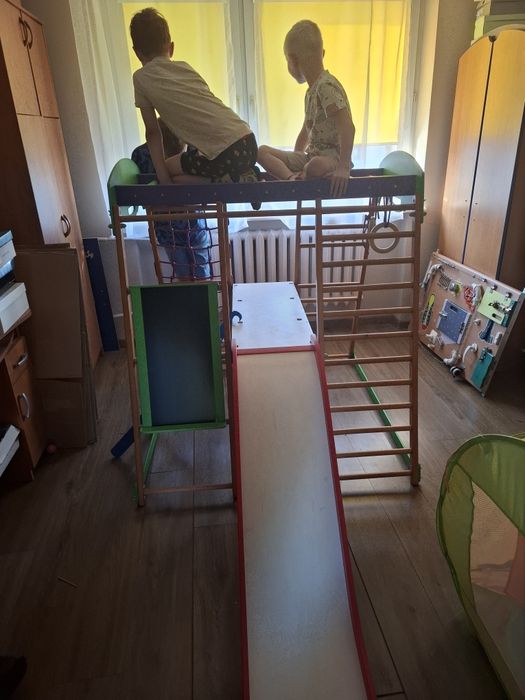 Małpi gaj. Drabinka dla dzieci. Plac zabaw. Integracja sensoryczna