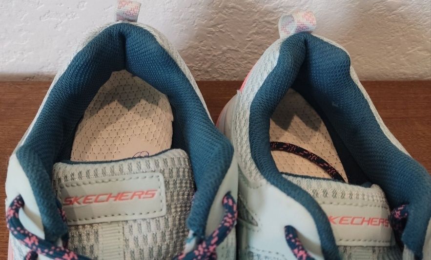 Трекінгові бігові кросівки Skechers 39р