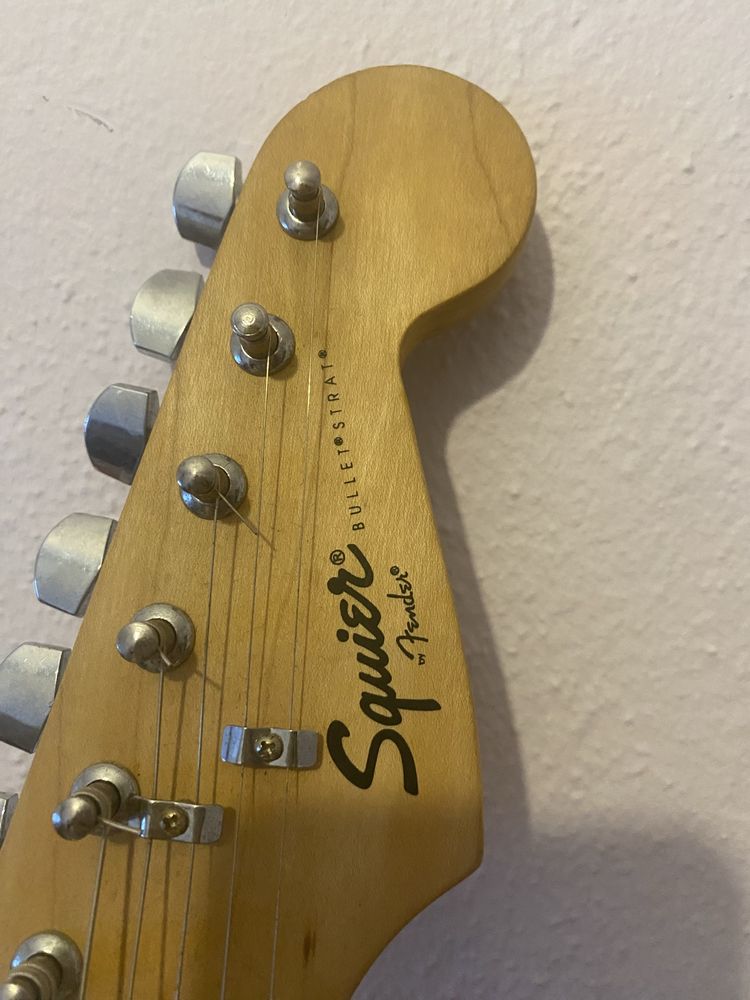 Guitarra Elétrica Squier Bullet Strat (com correia e capa)