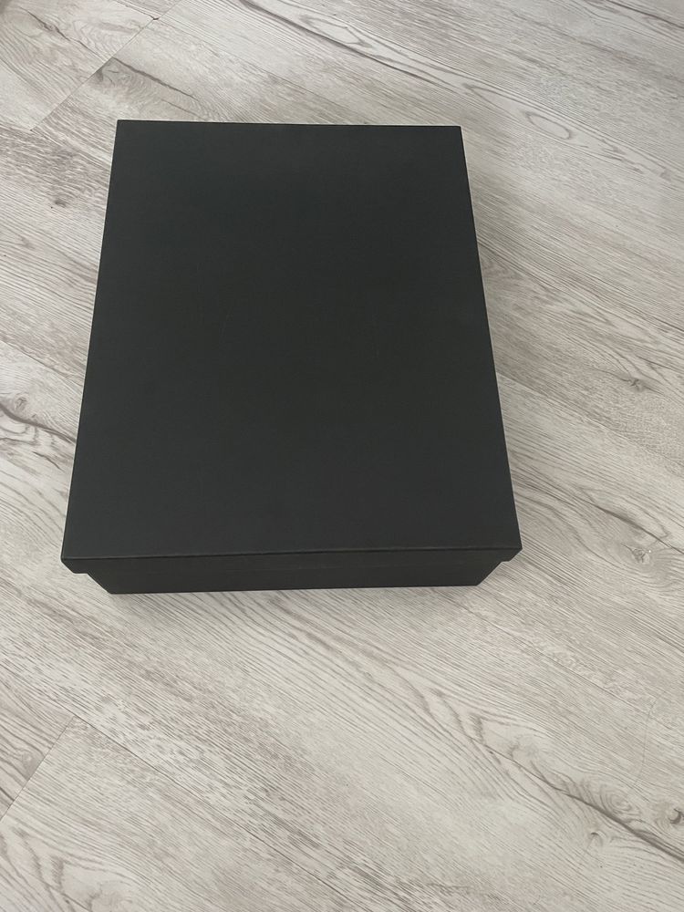Czarne pudełko z przegródkami