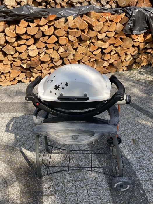 Grill gazowy ogrodowy Weber Q200 z wózkiem