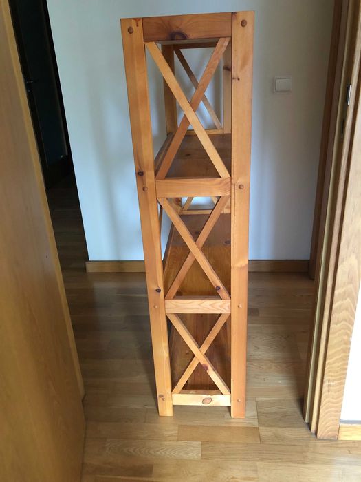 Móvel com prateleiras