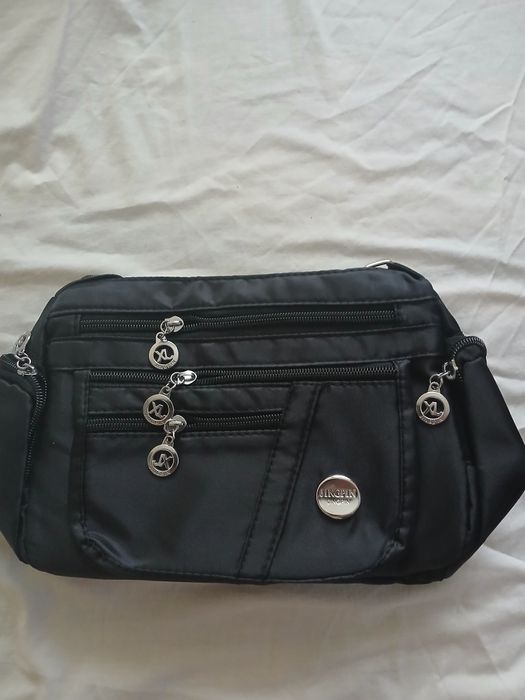 Nowa torebka z wieloma kieszeniami