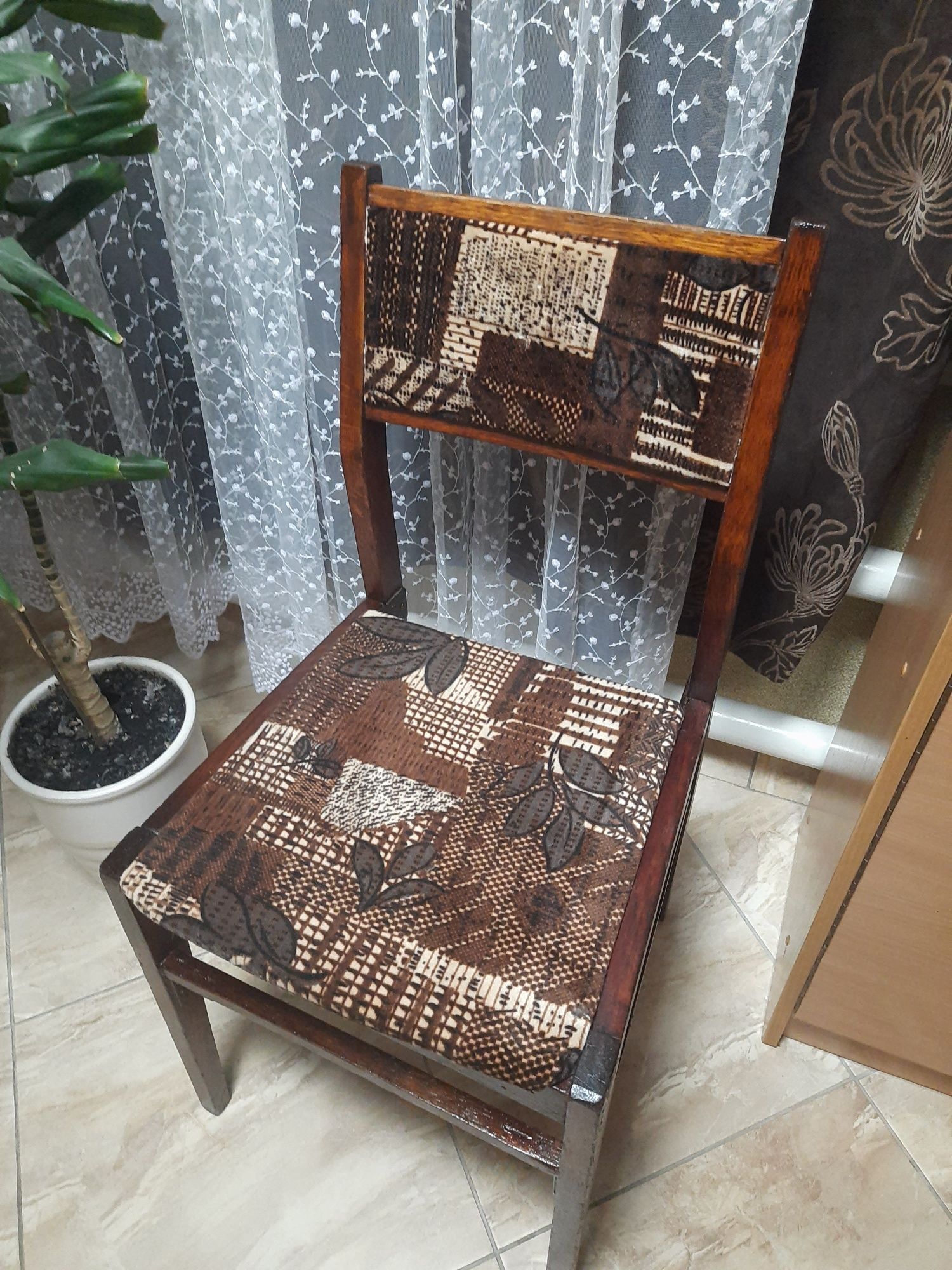 Деревянные стулья, табуретки