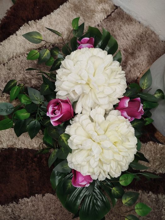 Kompozycja kwiatowa nagrobna chryzantema i róża