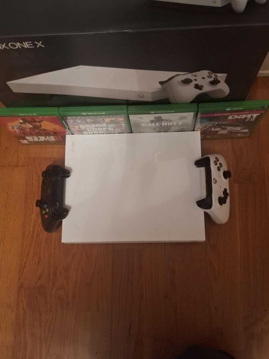 Xbox one x 1TB (z napędem) stan bardzo dobry + 2 pady + 4 gry