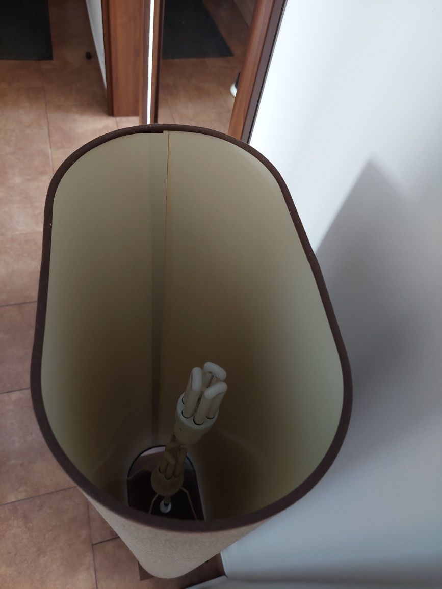 Lampa stojąca z żarówkami drewno