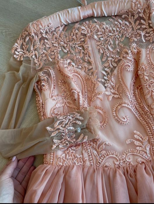 Niestandardowa krótka suknia ślubna rozkloszowana z cekinami brokatowa