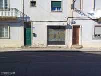 Loja situada no R/c de edifício com 3 pisos