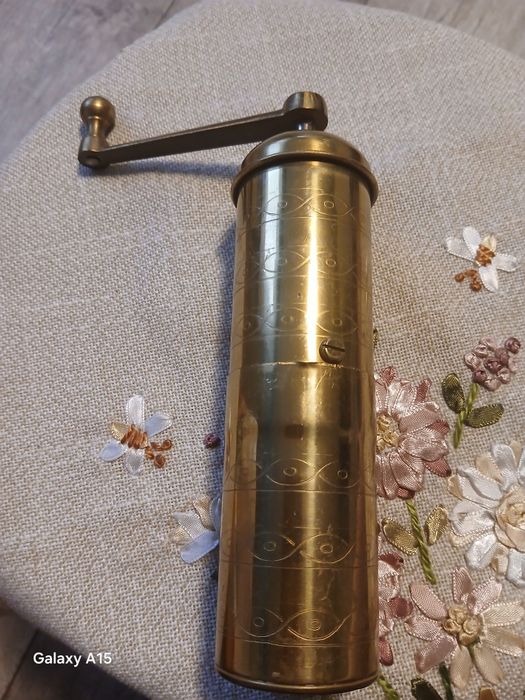 Młynek kolekcjonerski antyk dizajn mosiądz