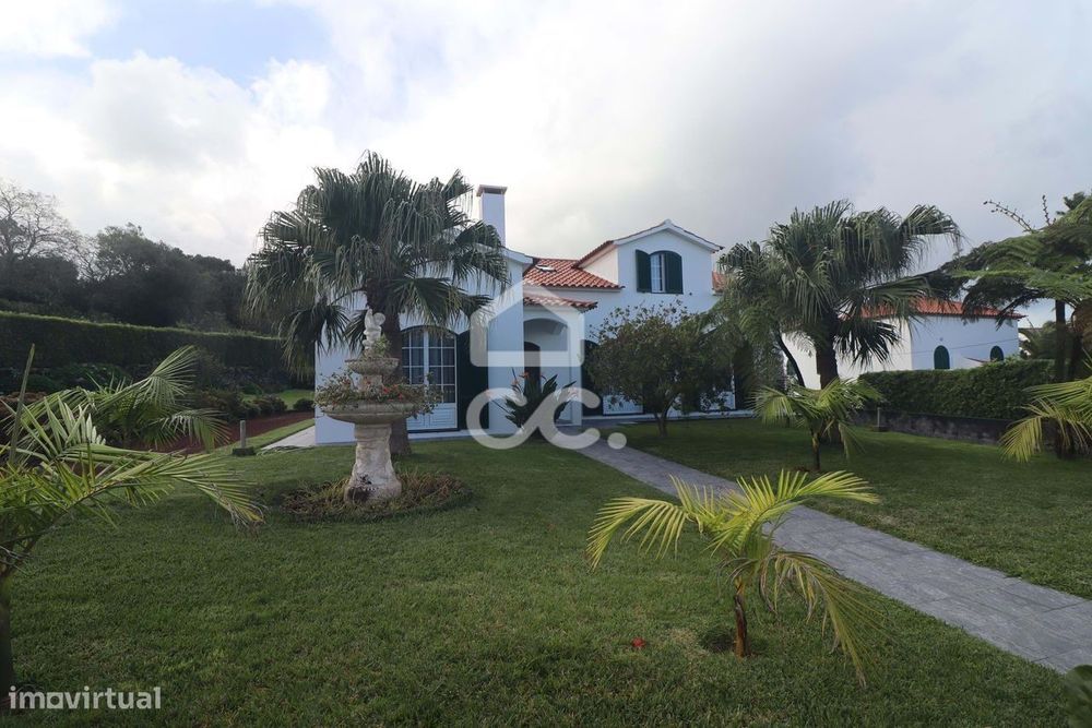 Moradia com 4 Quartos e Anexo T1  - São Vicente Ferreira - Ponta Delga