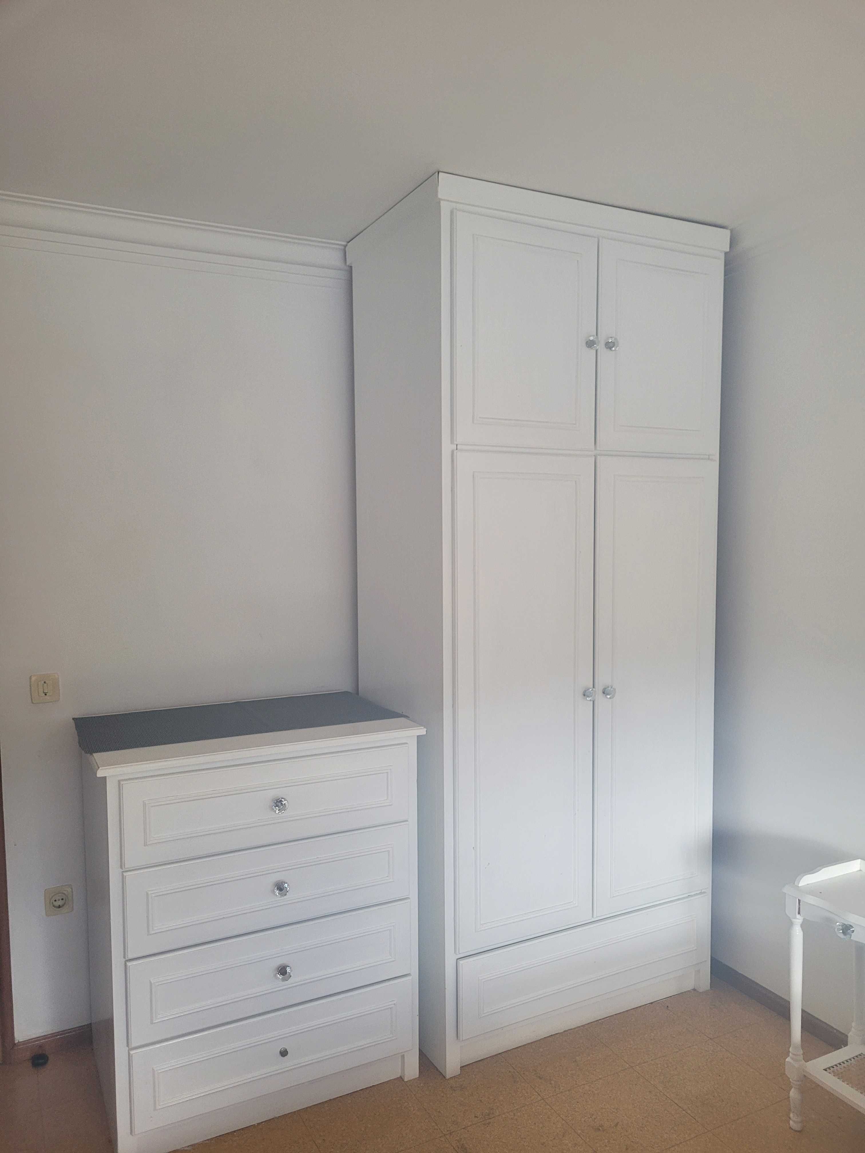 Mobilia de quarto e cama de casal