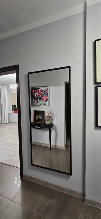 Lustro w czarnej ramie