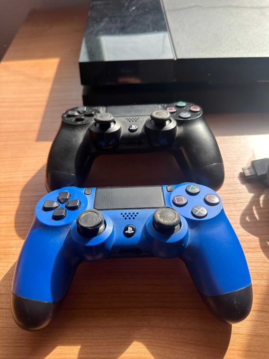 PlayStation 4 + 2 comandos originais – bom estado e pronta a jogar!