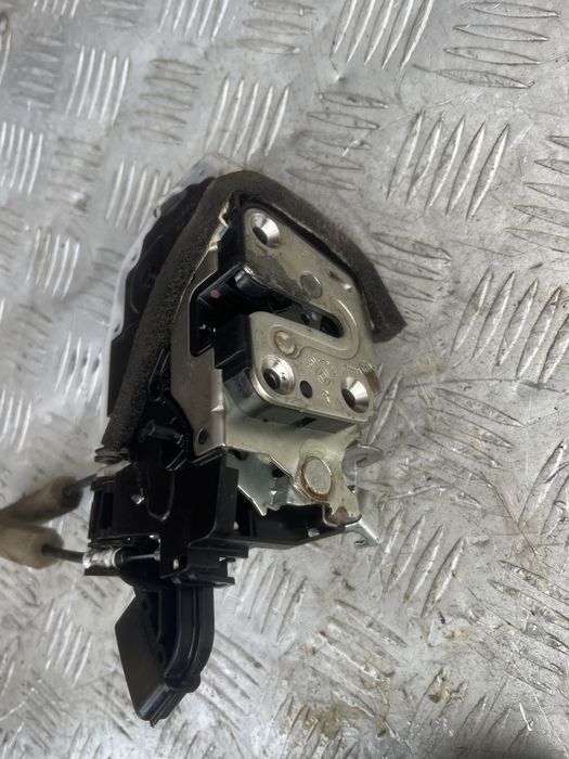 Замок задней двери лев прав Ниссан рог nissan rogue xtrail t32 год 15