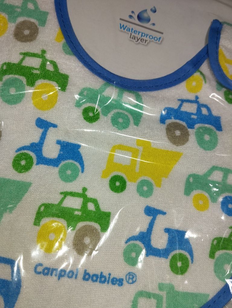 Nowy frotte podfoliowany śliniak dla chłopca w autka