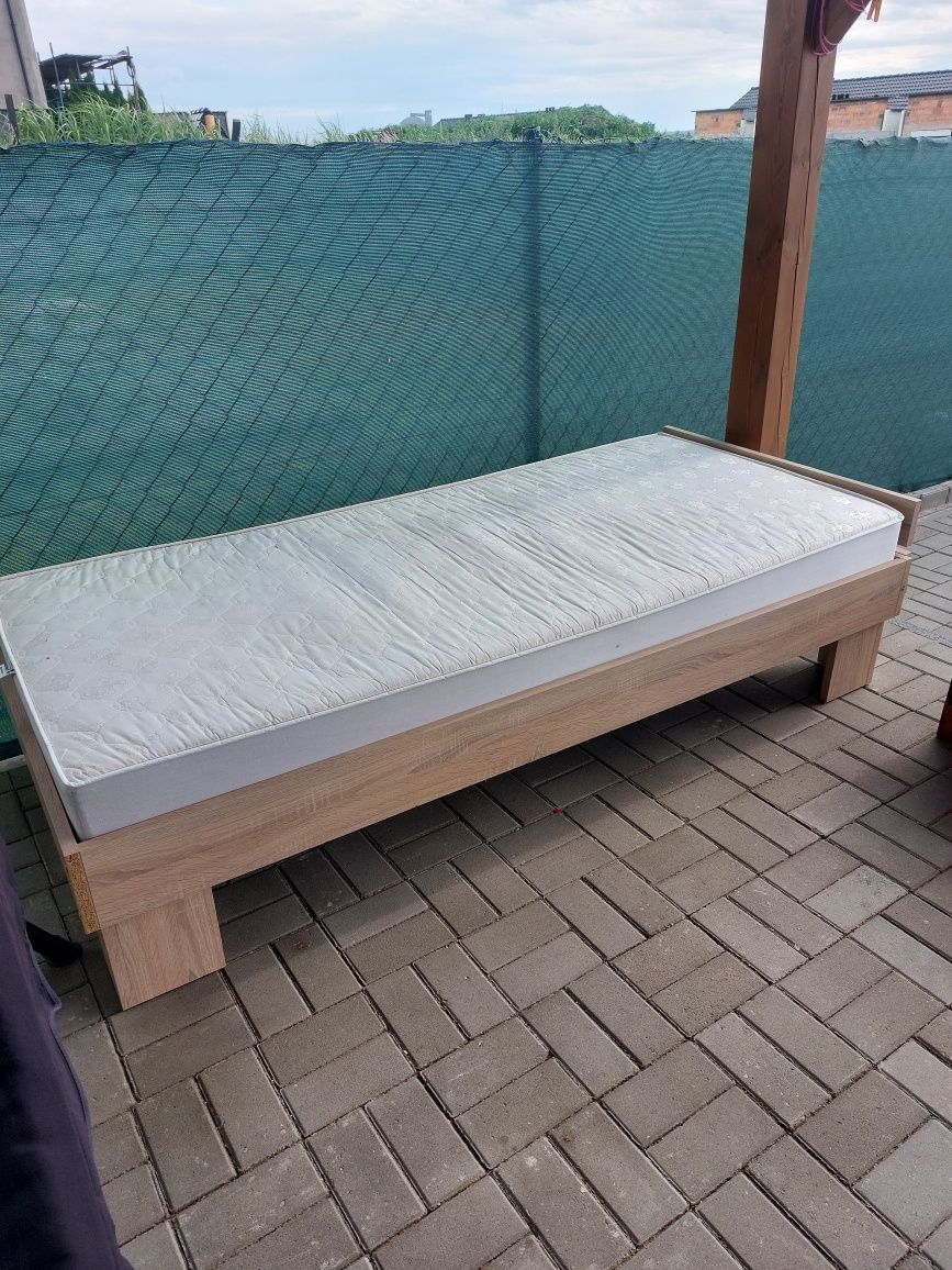 Łóżko 90x200 z materacem