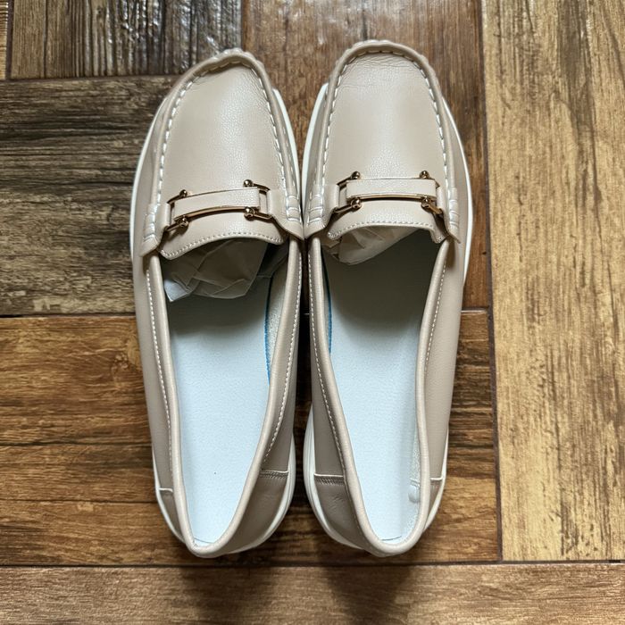 Жіночі бежеві мокасини/сліпони зі штучної шкіри з металевою фурнітурою