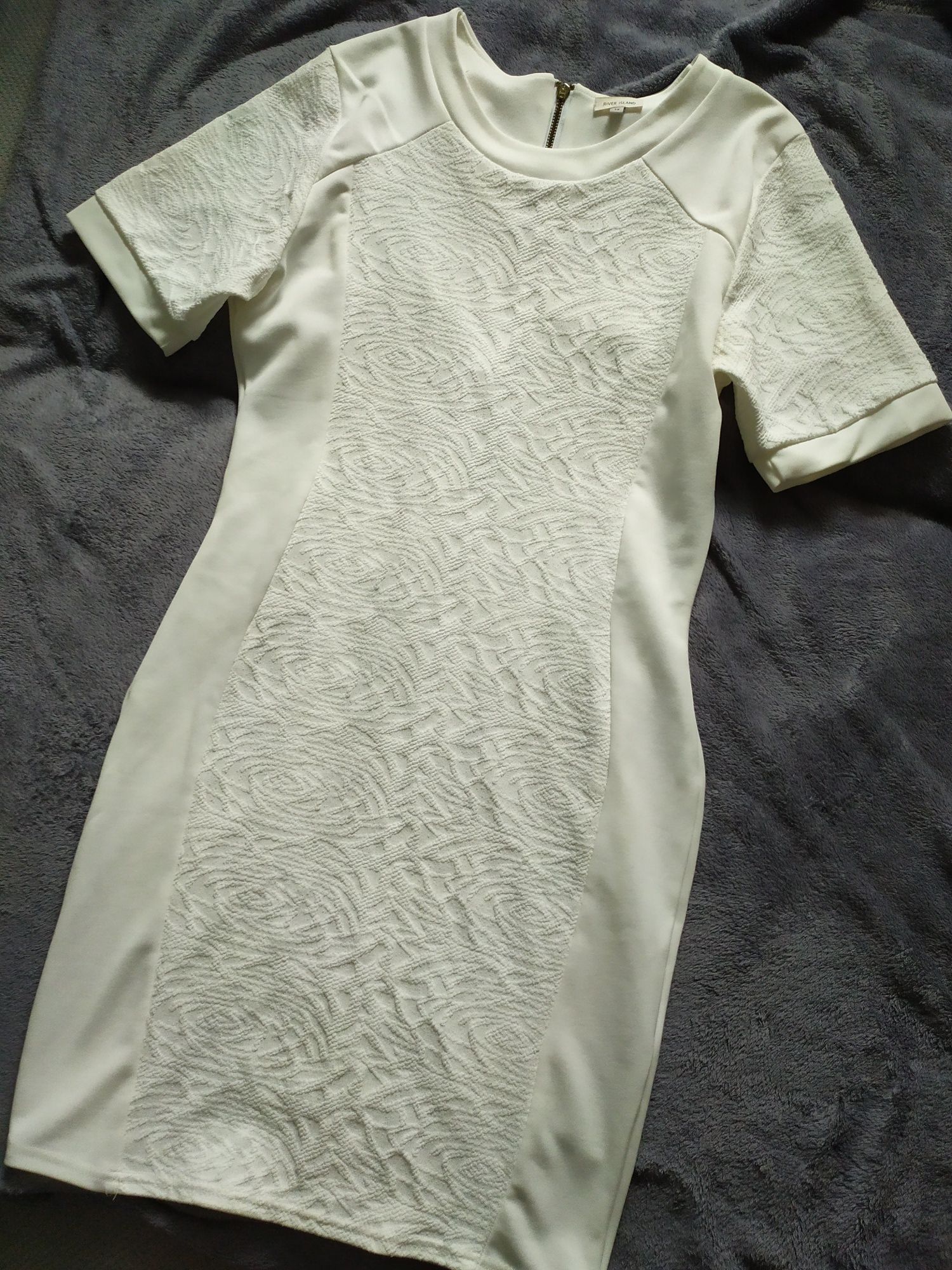 Biała sukienka river island z rękawkiem tłoczona łączone materiały