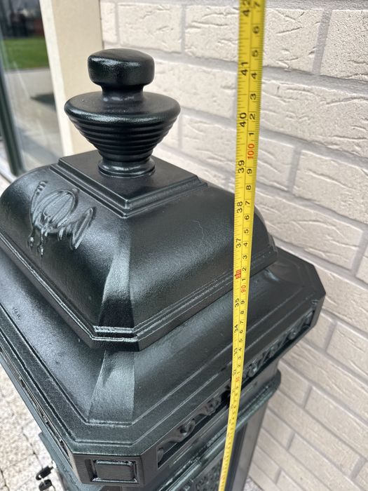 Bogato zdobiona skrzynka na listy wolnostojąca odnowiona