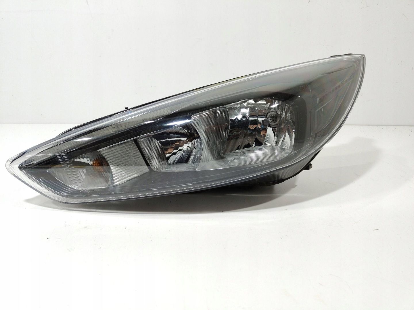Ford focus mk3 lift 14-18 lampa lewy przod +led ciemna