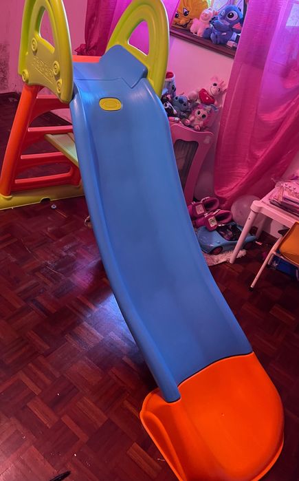 Vendo escorrega criança