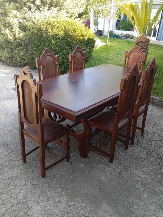 Mesa de jantar em madeira  maciça e 6 cadeiras em madeira e couro