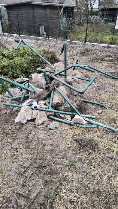 Oddam złom po demontażu ogrodzenia