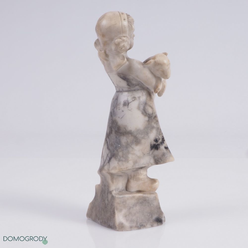 Secesyjna rzeźba – figurka „Dziewczynka z owcą”