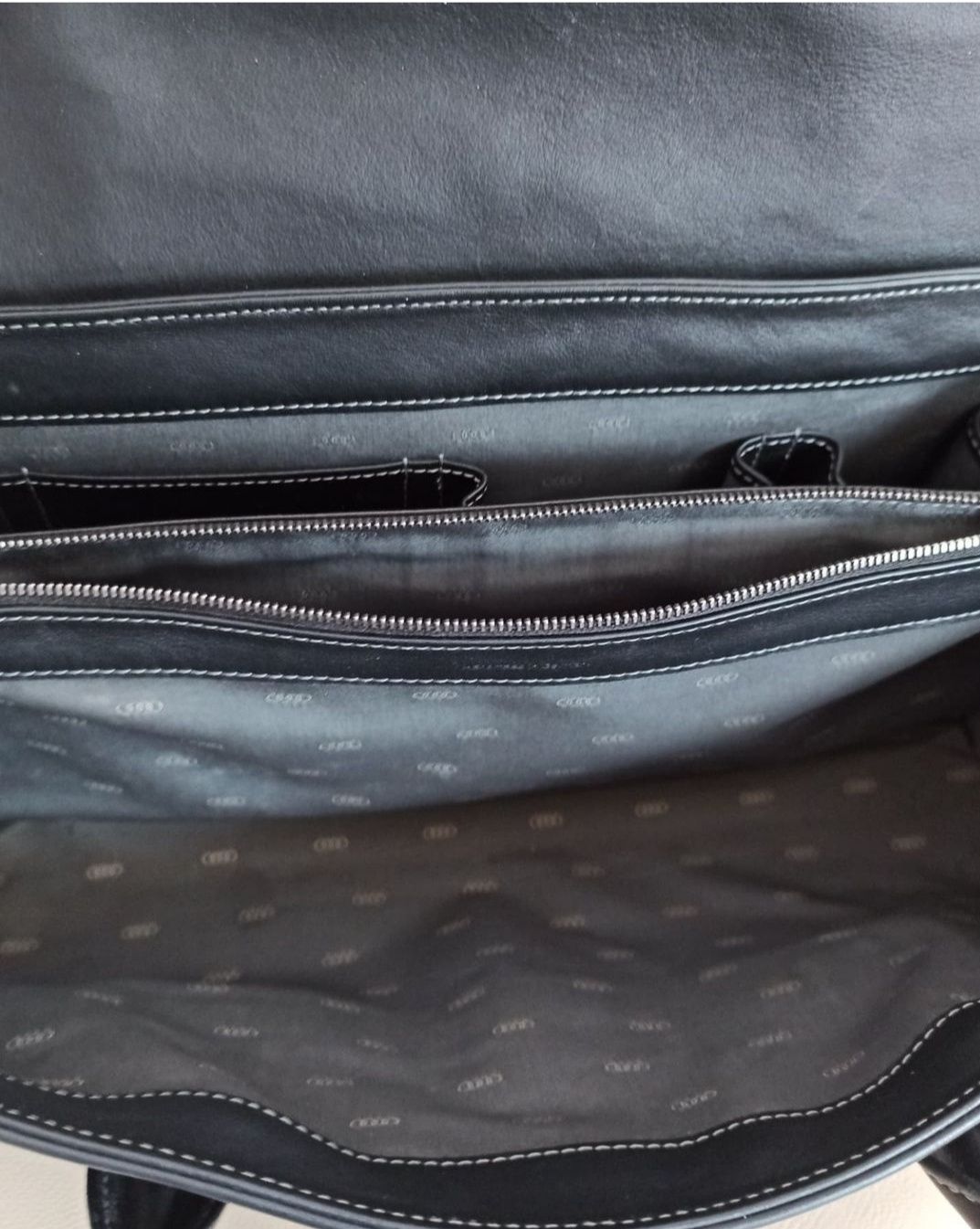 Жіноча шкіряна сумочка Audi