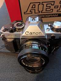 Máquina fotográfica Canon AE-1 Program com obetivo 50mm f/1.8