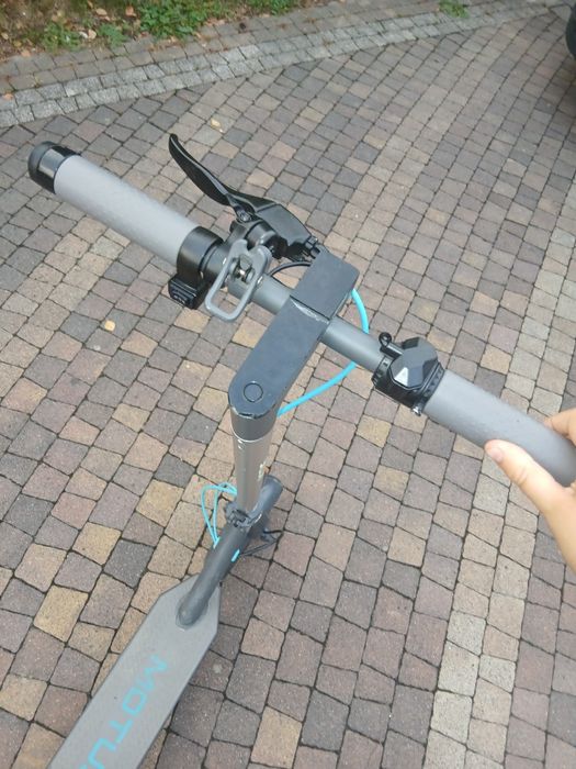 Hulajnoga elektryczna Motus Scooty lite 10 gen 5 oraz ładowarka