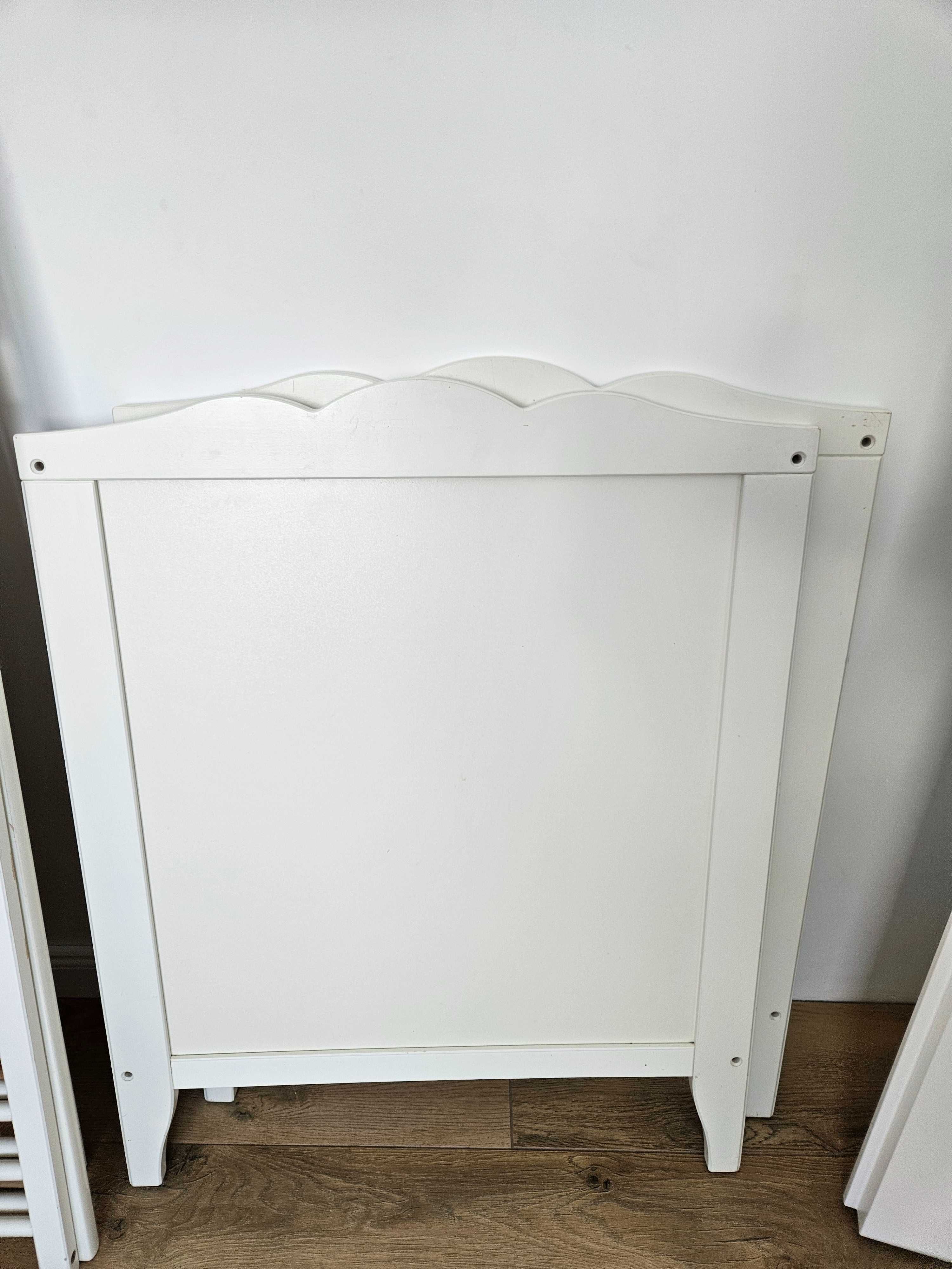 Białe klasyczne łóżko  IKEA SMÅGÖRA 60x120
