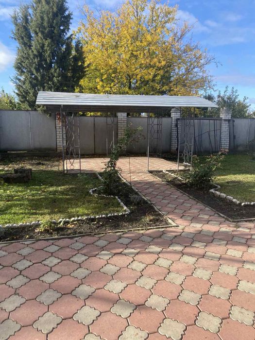 Продається двоповерховий будинок у місті Берестин.