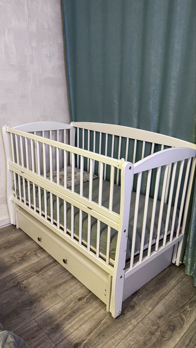 Дитяче ліжечко з матрасом