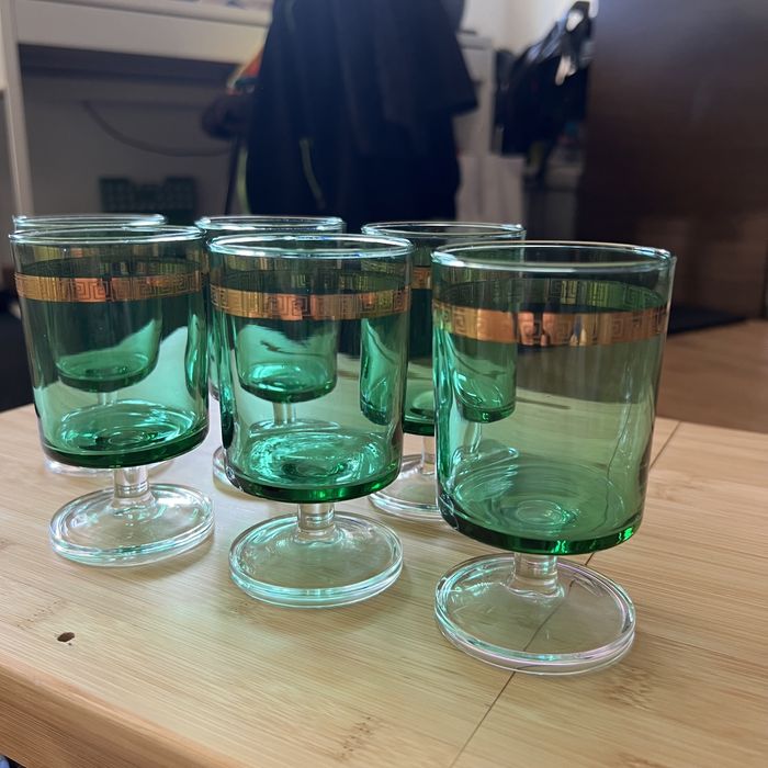 Copos em vidro verde com decoração dourada