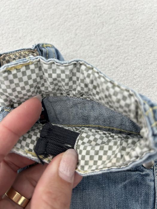 Calças com molas entrepernas