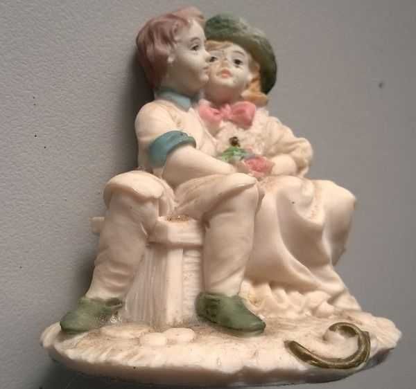 Figurka Zakochani zakochana para siedząca na ławeczce 7cm