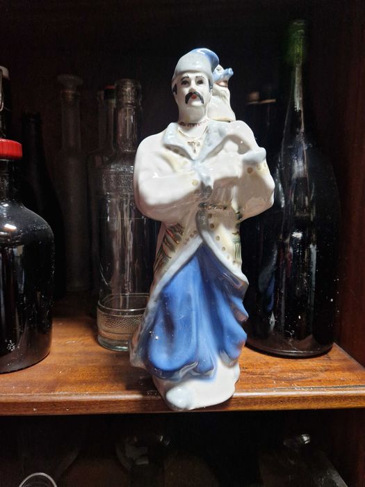 Garrafa antigade de porcelana, origem ucraniana